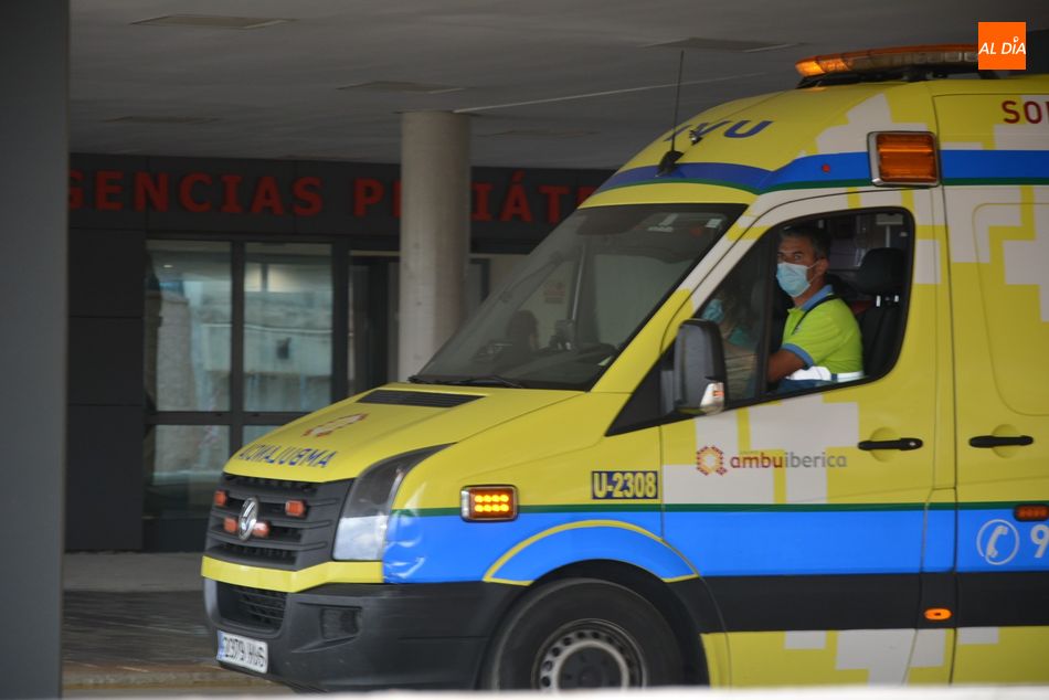 Ambulancia junto al nuevo Hospital de Salamanca. Foto de archivo