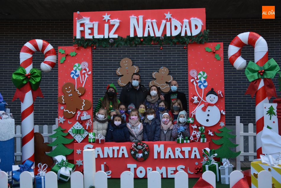 David Mingo, alcalde de Santa Marta, junto a un grupo de escolares en esta