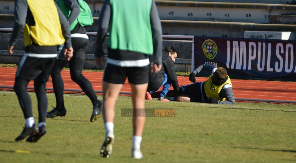 Liam, en la banda siendo atendido tras el choque / Carlos Cuervo