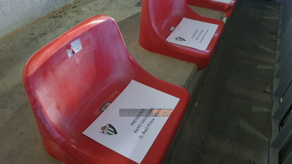 El cartel en el asiento del presidente del Rayo / Carlos Cuervo