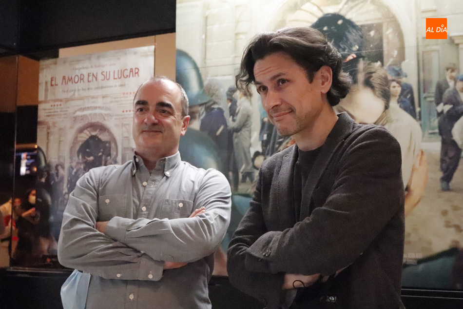 Rodrigo Cortés, acompañado del músico Víctor Reyes, este jueves en Salamanca. Foto: Guillermo García