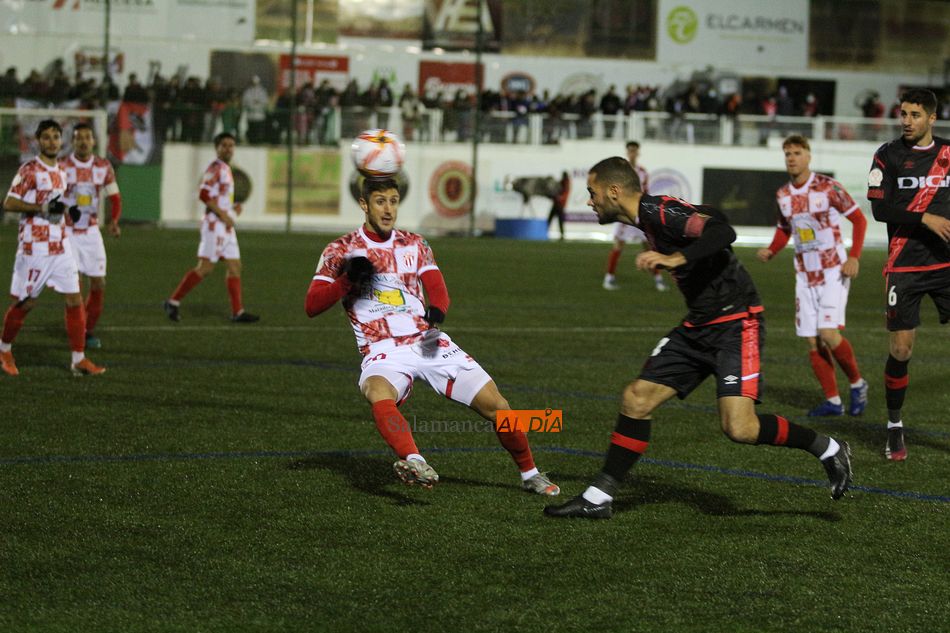 Mario Suárez cabecea un balón ante Toti / Kiko Robles
