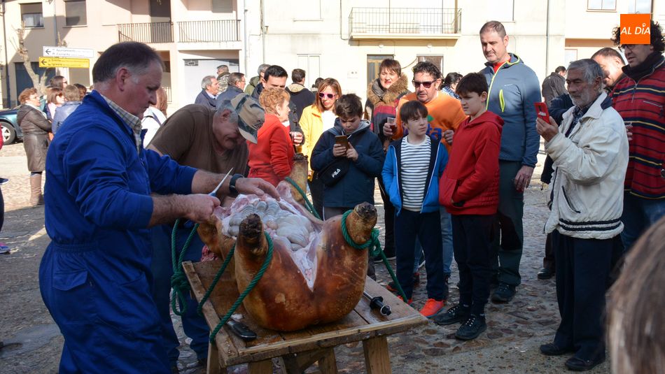 Despiece del cerdo en la XVIII Matanza típica celebrada en 2019 / E. Corredera