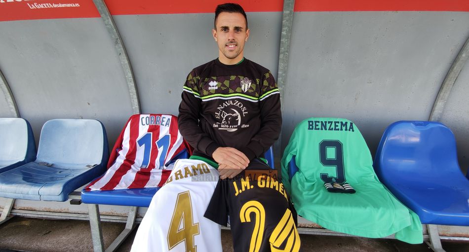 Piojo posa para este medio con su colección de camisetas / Kiko Robles