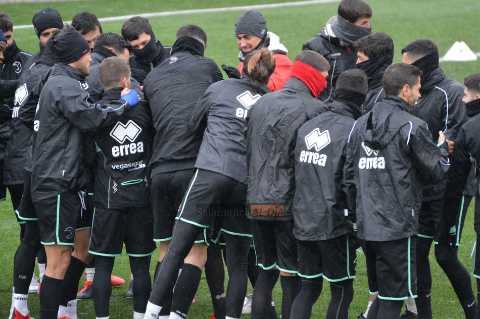 Dani Mori, en un pasillo de collejas de sus futbolistas / Carlos Cuervo