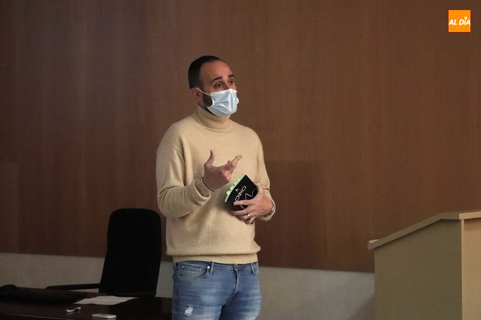 Martin Oller Alonso, autor del libro Odio, en la Facultad de Ciencias Sociales. Foto de Guillermo García