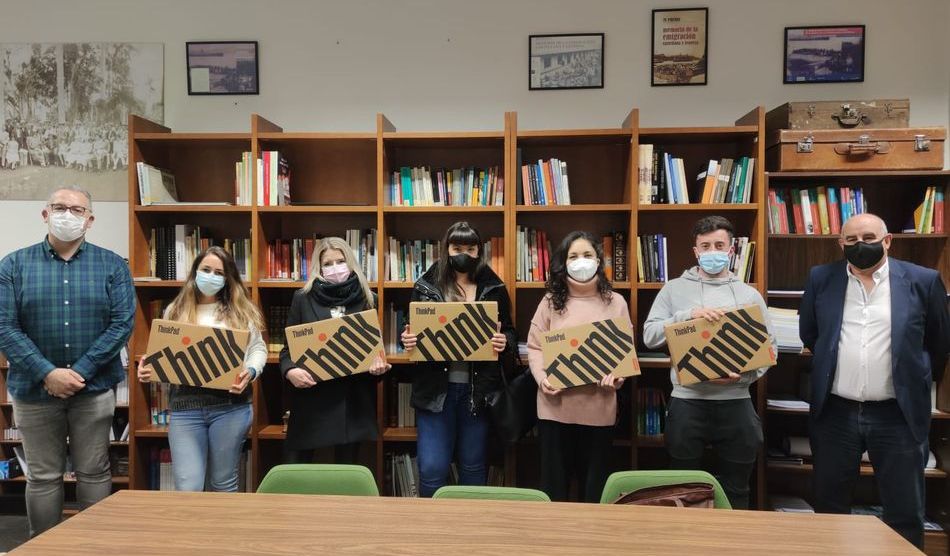 Cuatro alumnas y un alumno de la UNED de Zamora recogían estos ordenadores