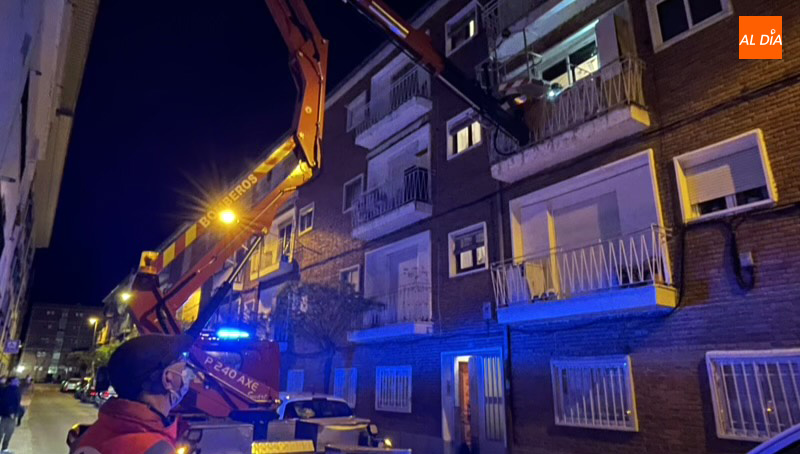 Un gran despliegue de efectivos de emergencias se personaba este viernes en la calle Arapiles de Peñaranda