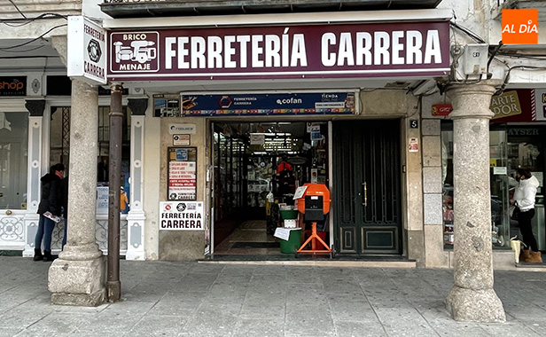Ferretería Carrera esta situado en la Plaza de la Constitución 5 en Peñaranda