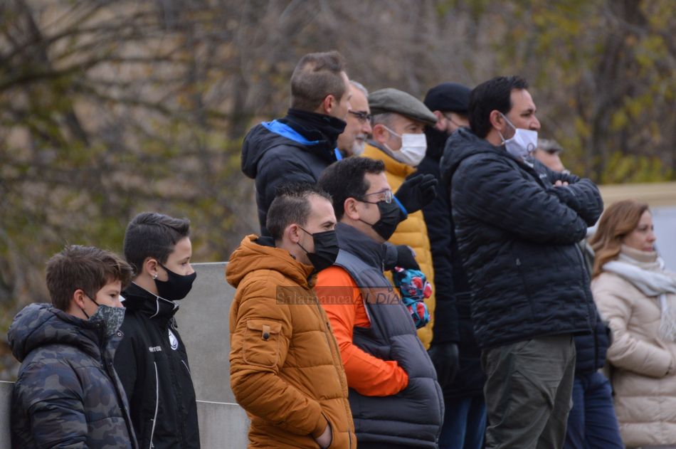 Varias personas ven un partido en el Neme / Guillermo García