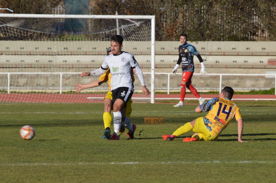 Fran Santos suelta el balón antes de recibir una falta / Guillermo García
