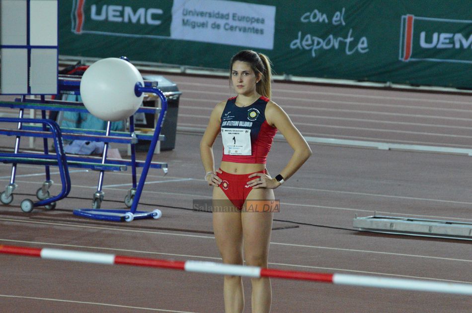 Una atleta, justo antes de saltar / Guillermo García