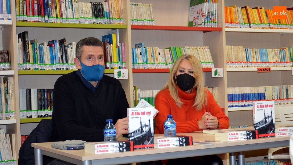 El escritor estuvo acompañado por la concejala de cultura en la presentación de la novela / E. Corredera