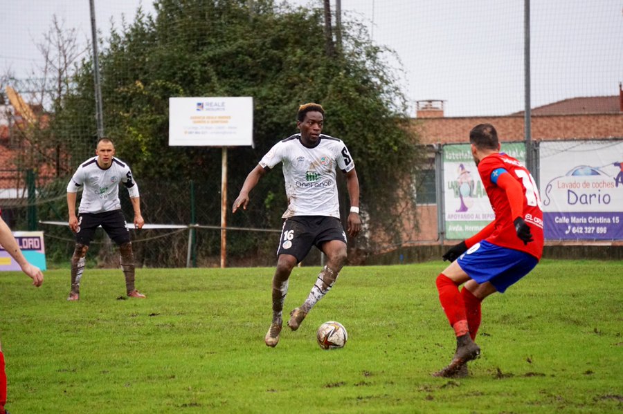 Liam, con el balón en su poder / Salamanca CF UDS