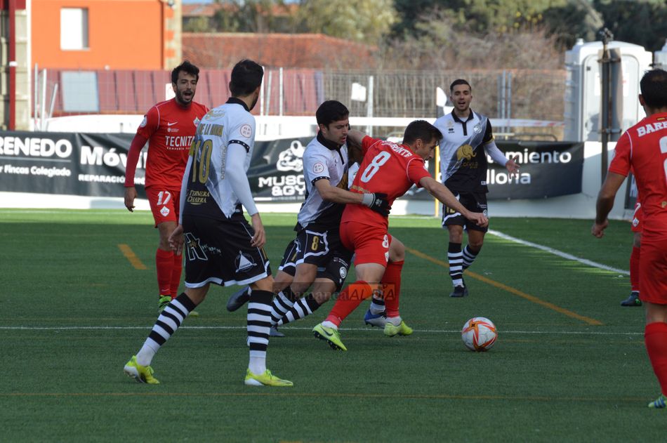 Nespral y Fer Llorente forcejean en una jugada / Guillermo García