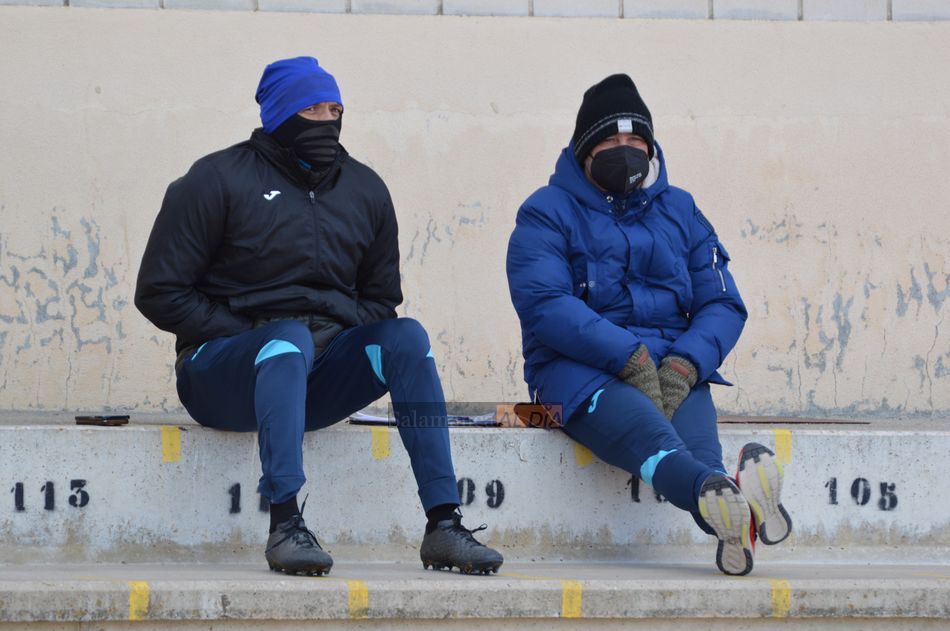 El Memo Calvillo (a la izquierda), bien abrigado por el frío salmantino