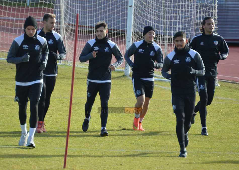 La plantilla trota por el césped / Carlos Cuervo