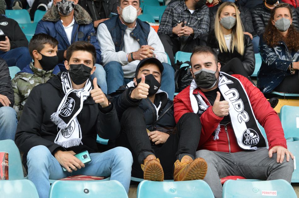 Tres hinchas del Salamanca UDS en el Helmántico / Guillermo García