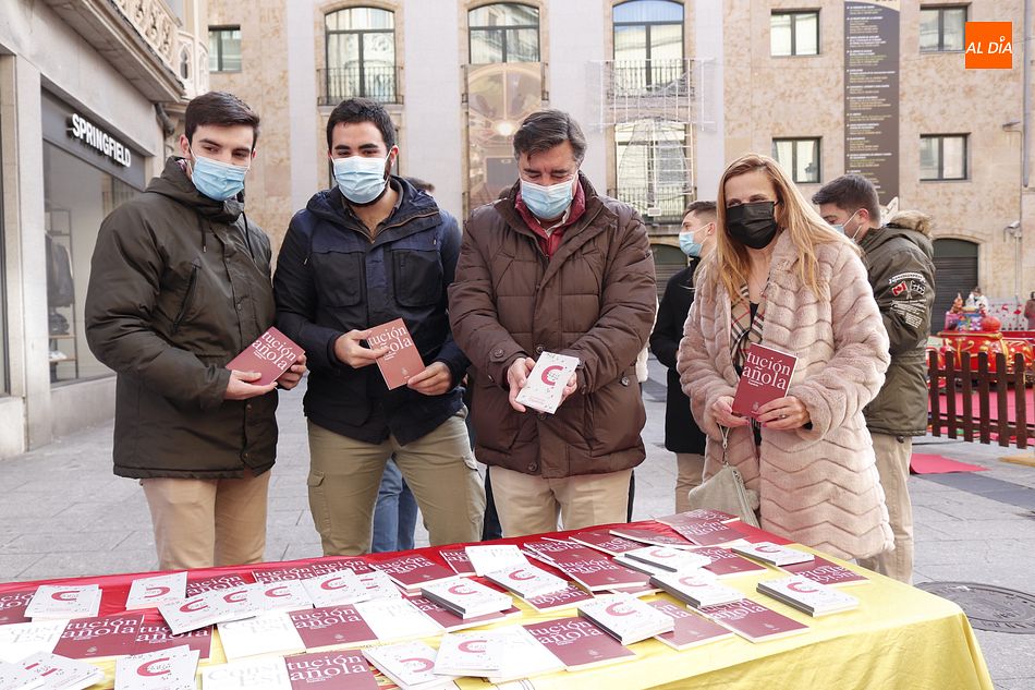 Reparto de constituciones en la Plaza del Liceo - Guilermo García