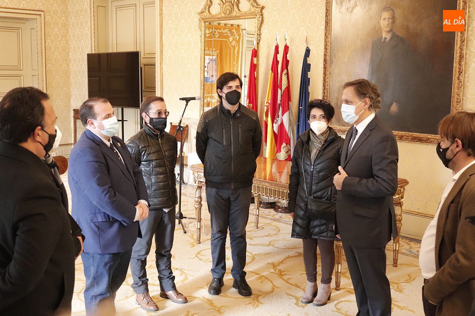 El alcalde, Carlos García Carbayo, recibe a los visitantes mejicanos en el Ayuntamiento de Salamanca - Guillermo García