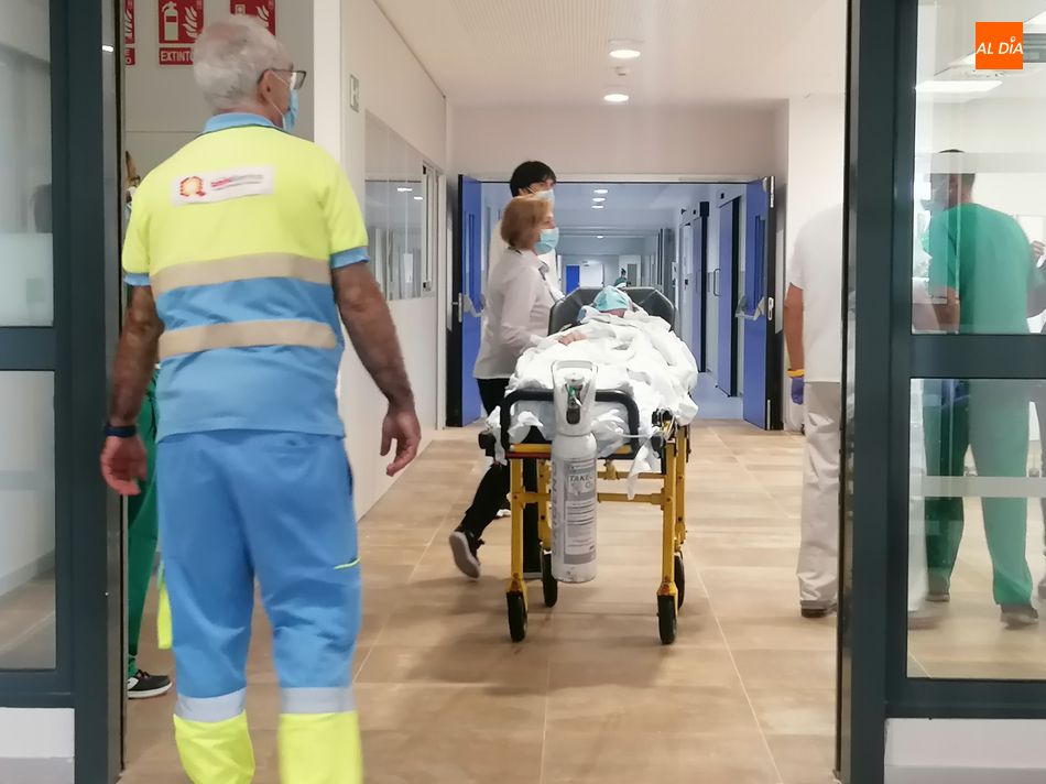 Foto de archivo de sanitarios y un paciente en el Hospital de Salamanca