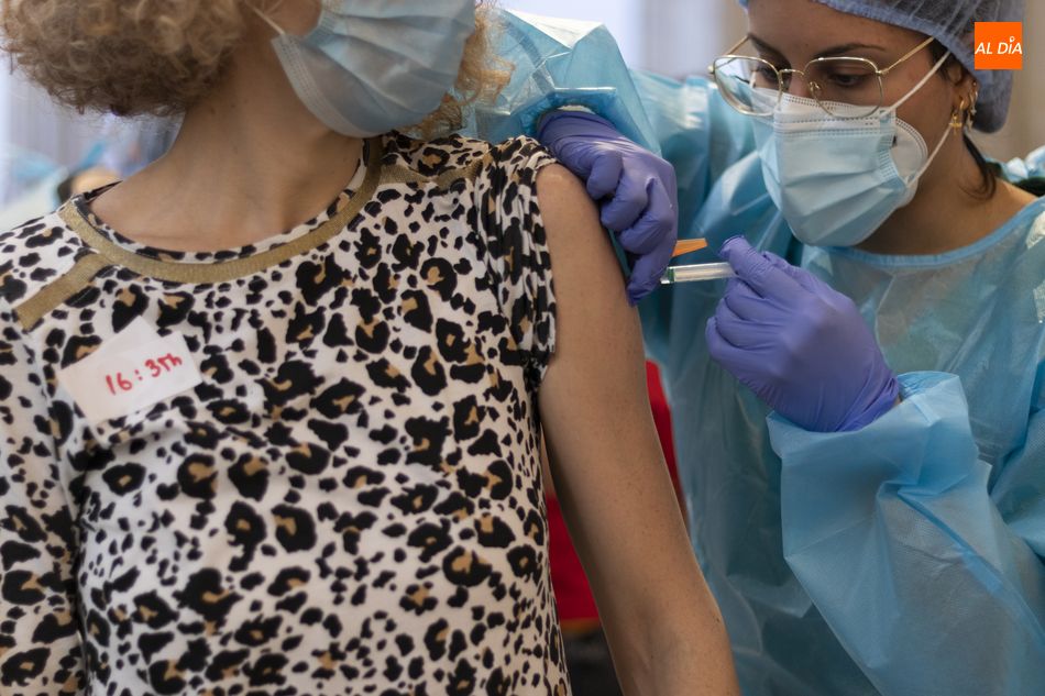 En los próximos días se suceden las convocatorias masivas para vacunar al personal sanitario y sociosanitario de Salamanca