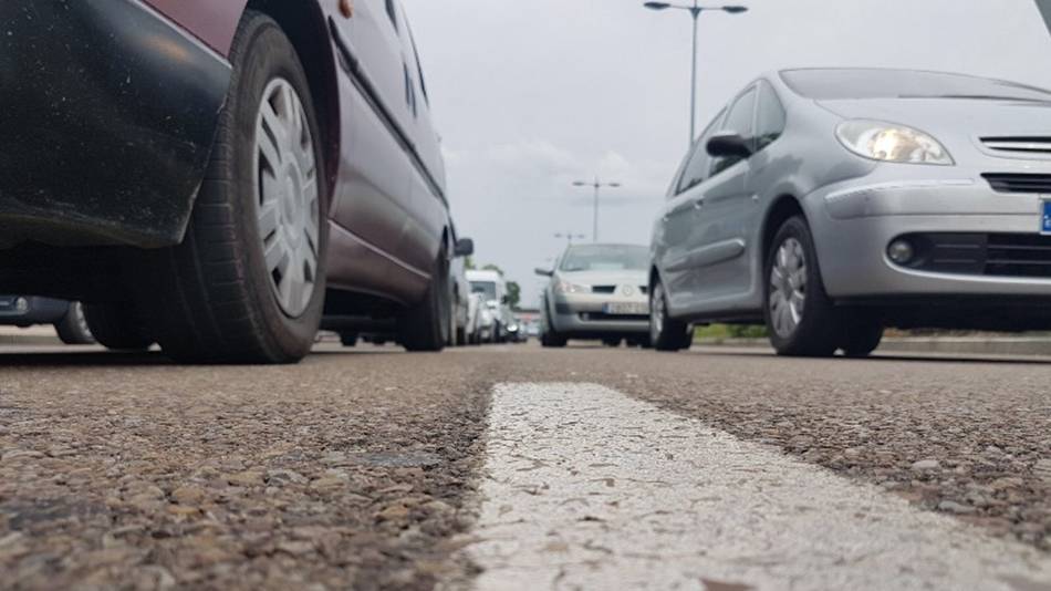 Imagen de archivo de vehículos circulando