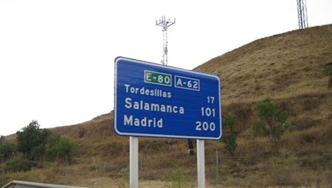 Cartel indicativo en la Autovía de Castilla A-62. Foto de archivo