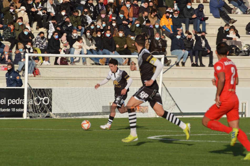 Mier avanza por la banda / Guillermo García