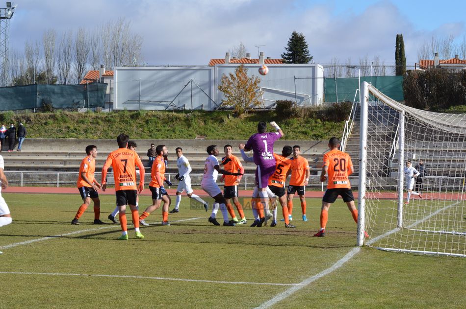 Un balón parado en el Ribert - Ciudad Rodrigo del pasado fin de semana / Guillermo García