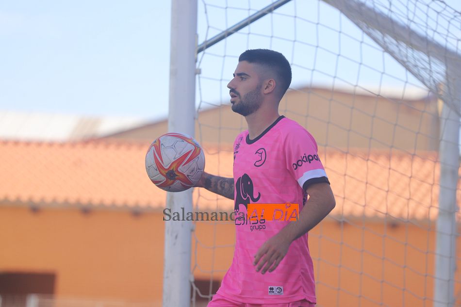 Montes, en el partido con la Cultural Leonesa / Lydia González