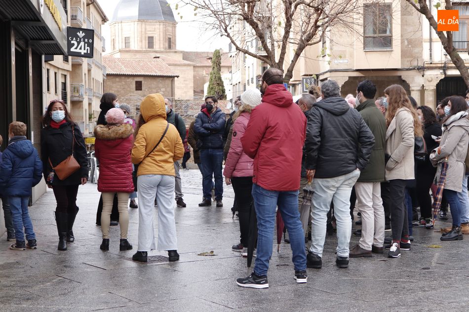 Viandantes en el centro de Salamanca. Foto de archivo