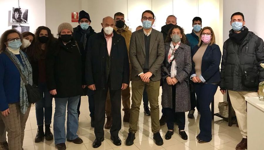 El concejal de Juventud, Ángel Fernández, en el centro, junto a integrantes de Salud Mental Salamanca, en la inauguración de esta exposición