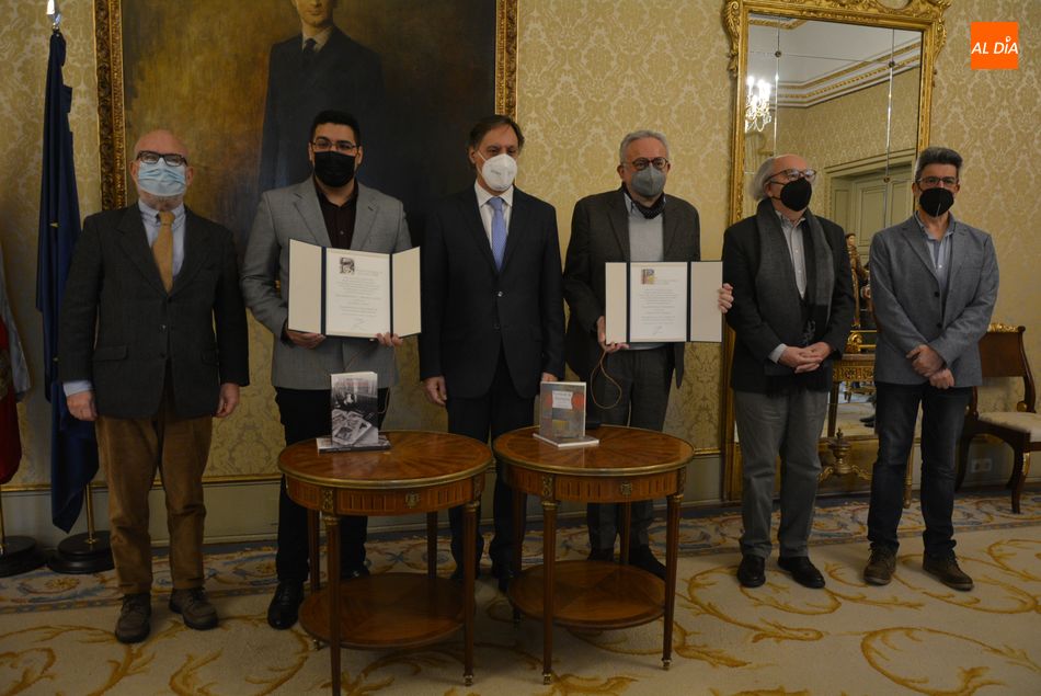 Xavier Carbonell y José Teruel, en el centro, junto al alcalde de Salamanca, Carlos García Carbayo, con sus diplomas. Foto de Vanesa Martins