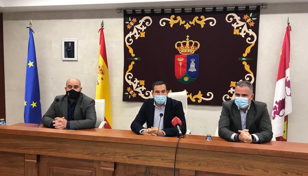 Presentación de este programa de transporte en Villares de la Reina con el delegado de la Junta, Eloy Ruiz, acompañado del jefe del Servicio Territorial de Fomento, Raúl San Segundo; y el alcalde de Villares, Ventura Recio