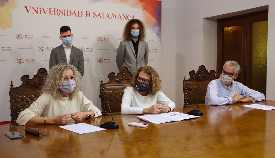 De izquierda a derecha: Celia Aramburu, Ana Martín Suárez y Luis Félix Valero. De pie: Emilio Ferrero y Juan Manuel Otero