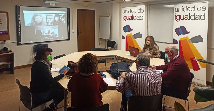 Reunión del jurado para fallar los premios a la excelencia a los mejores trabajos de fin de máster, grado y tesis doctoral en materia de igualdad y género