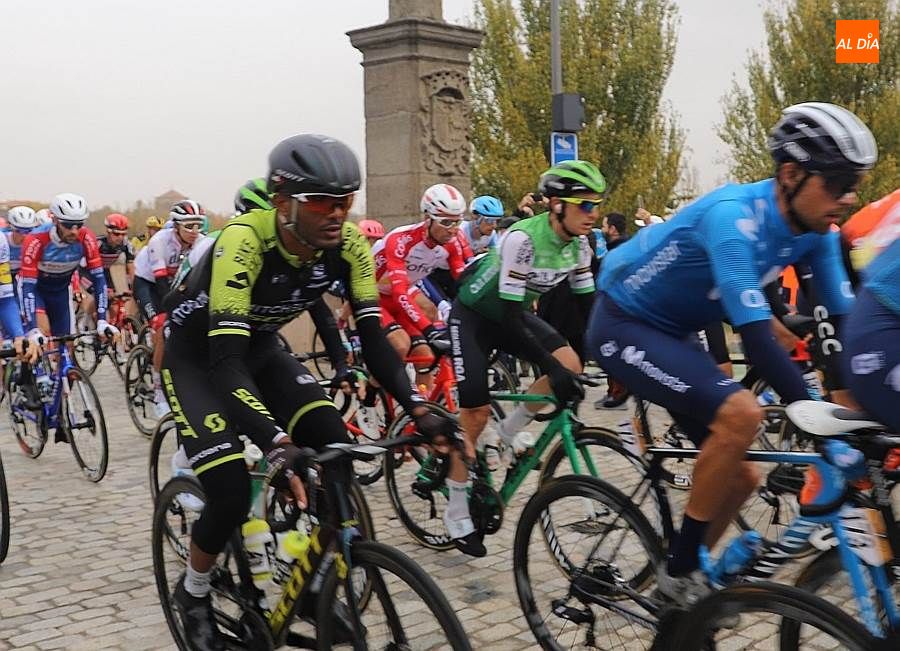 Ciclistas, a su paso por el Puente Romano