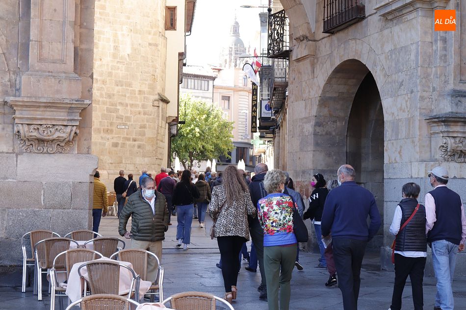 Foto de archivo de gente paseando por el centro de Salamanca