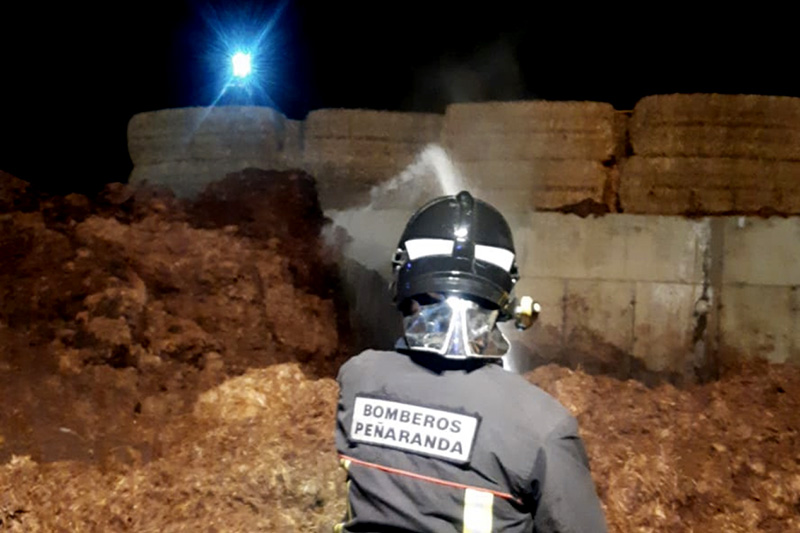 Los Bomberos de Peñaranda extinguían un incendio declarado en una explotación ganadera en Rágama