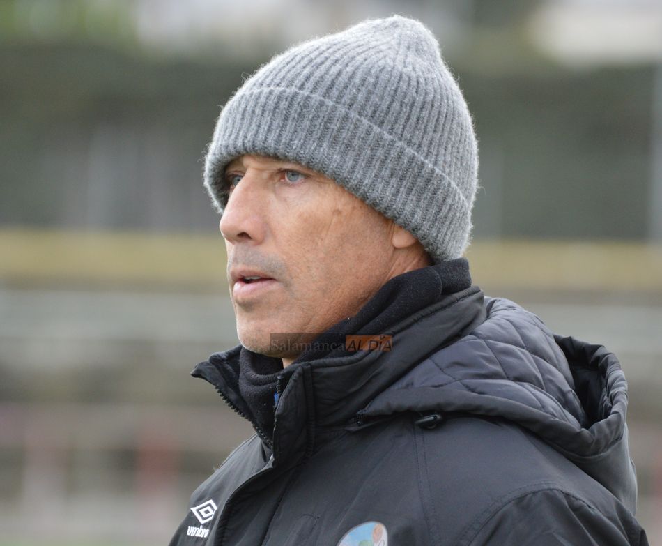 Calderón observa a sus jugadores / Carlos Cuervo