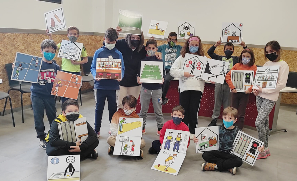 Colocación de nuevos pictogramas en Carbajosa de la Sagrada