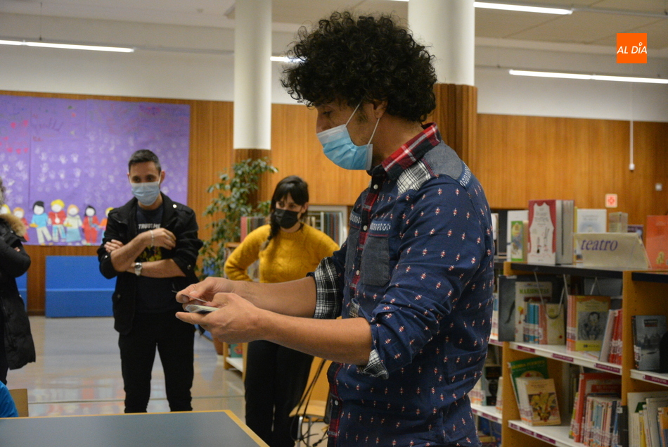 Juegos de magia con Escalón Mágico en la Biblioteca Torrente Ballester