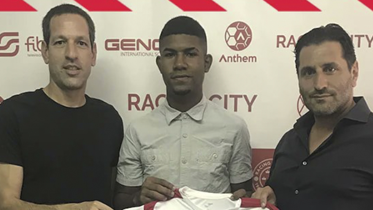 Esteban Mosquera (en el medio), en su presentación con el Racing Murcia / Twitter