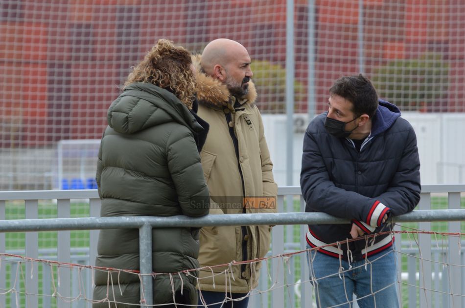 Varias personas ven un encuentro / Guillermo García