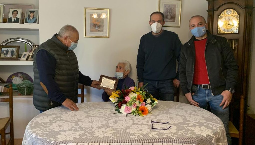 Momento en el que el alcalde, compañado de dos concejales, le hacía entrega de la placa a la nueva centenaria