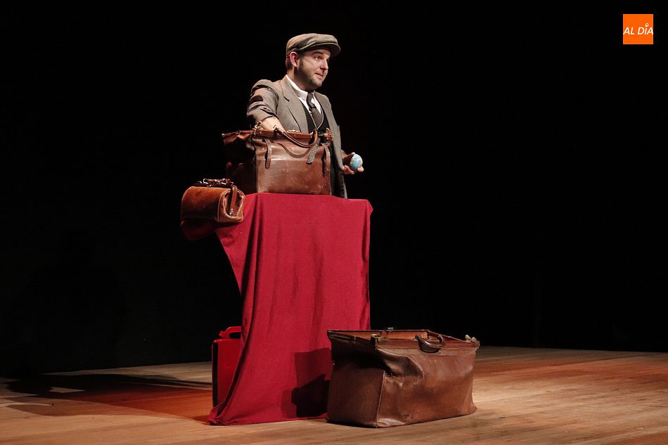 El Mago Scott hace disfrutar al público en la Biblioteca Torrente Ballester