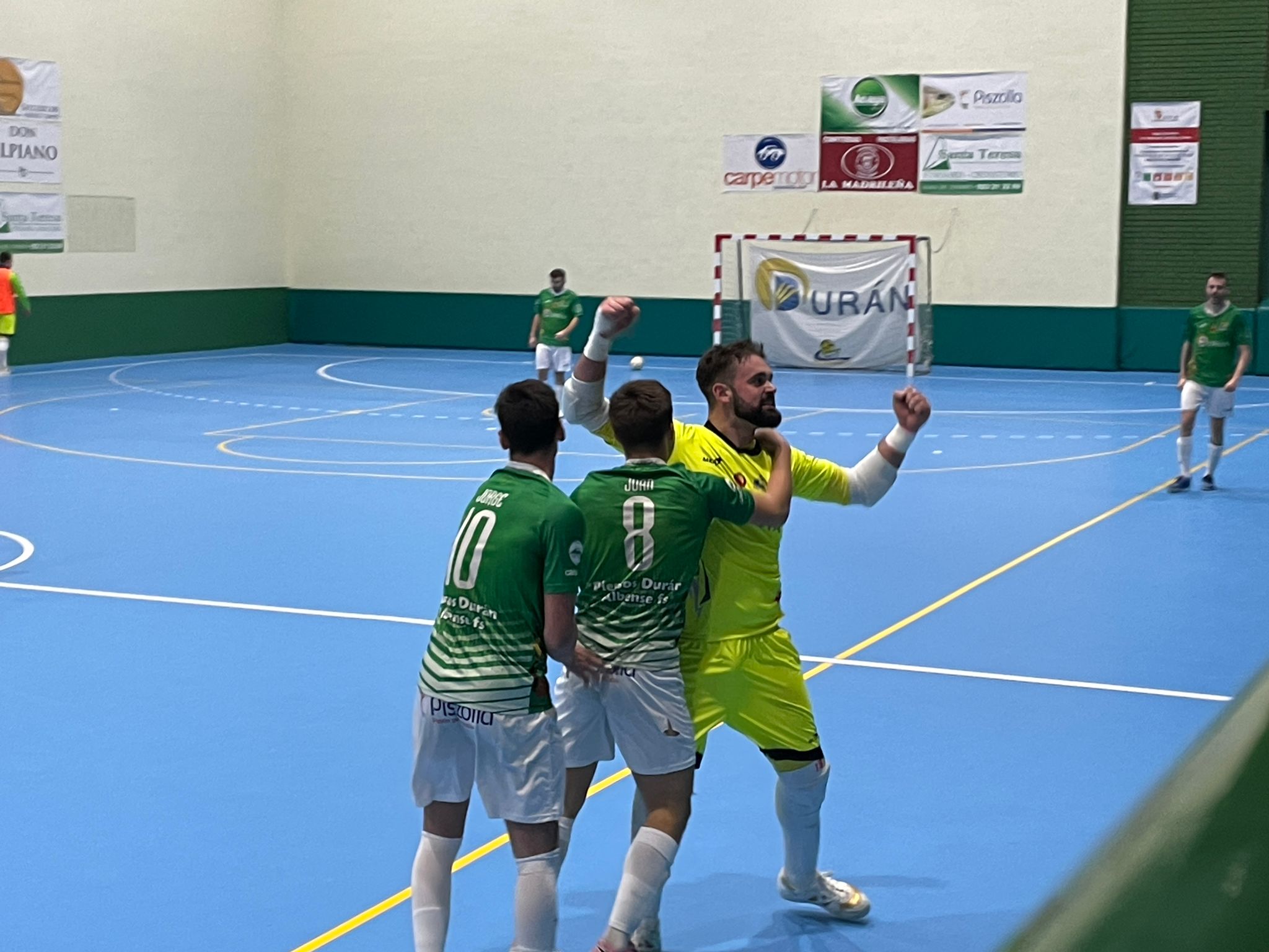 Jugadores del Piensos Durán Albense celebran un gol