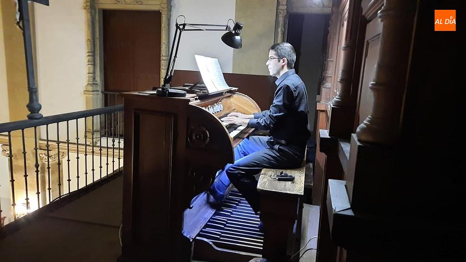 Samuel Maíllo en pleno concierto de homenaje a las víctimas del coronavirus - SM