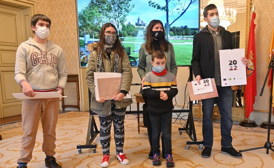 La concejala de Medio Ambiente, Miryam Rodríguez, junto a los autores de las fotos que ilustran el calendario